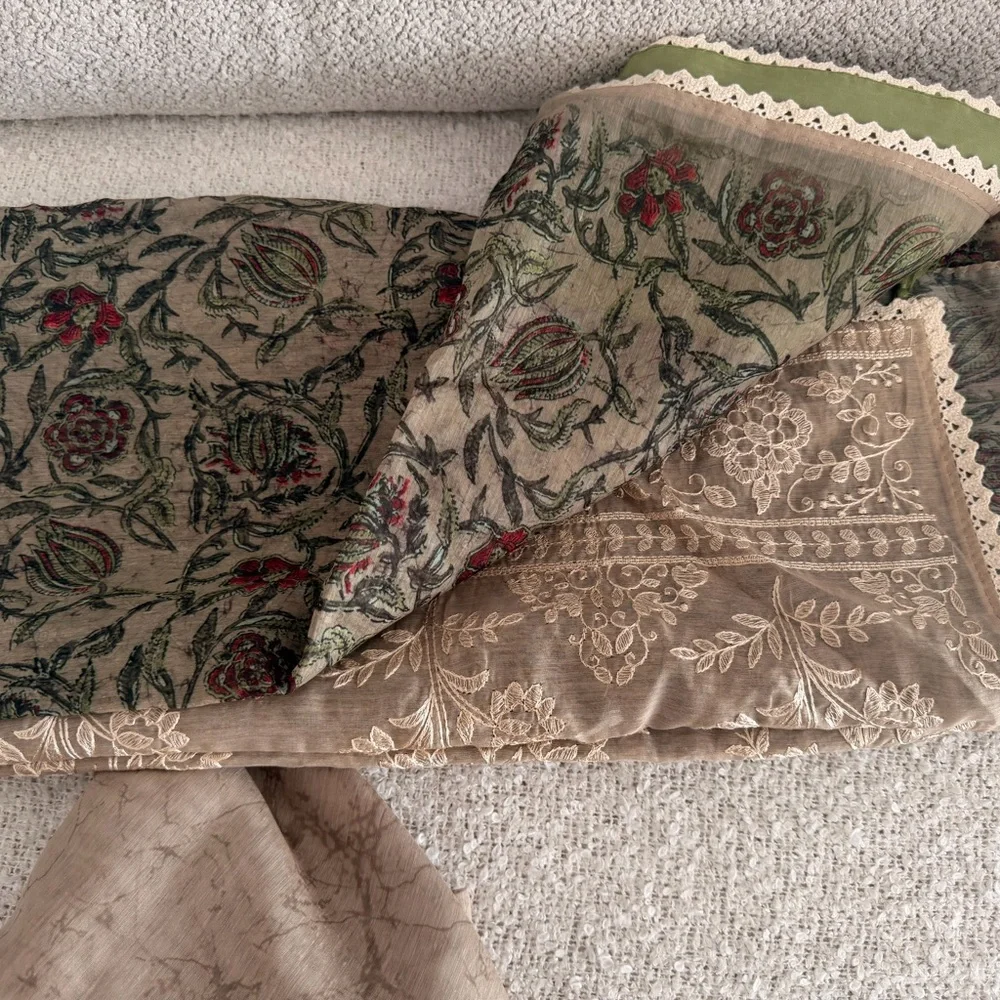 Saree - Picture 2 of 2